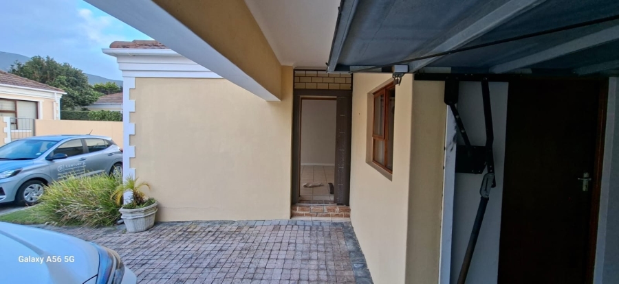 To Let 3 Bedroom Property for Rent in Heuningkloof Western Cape